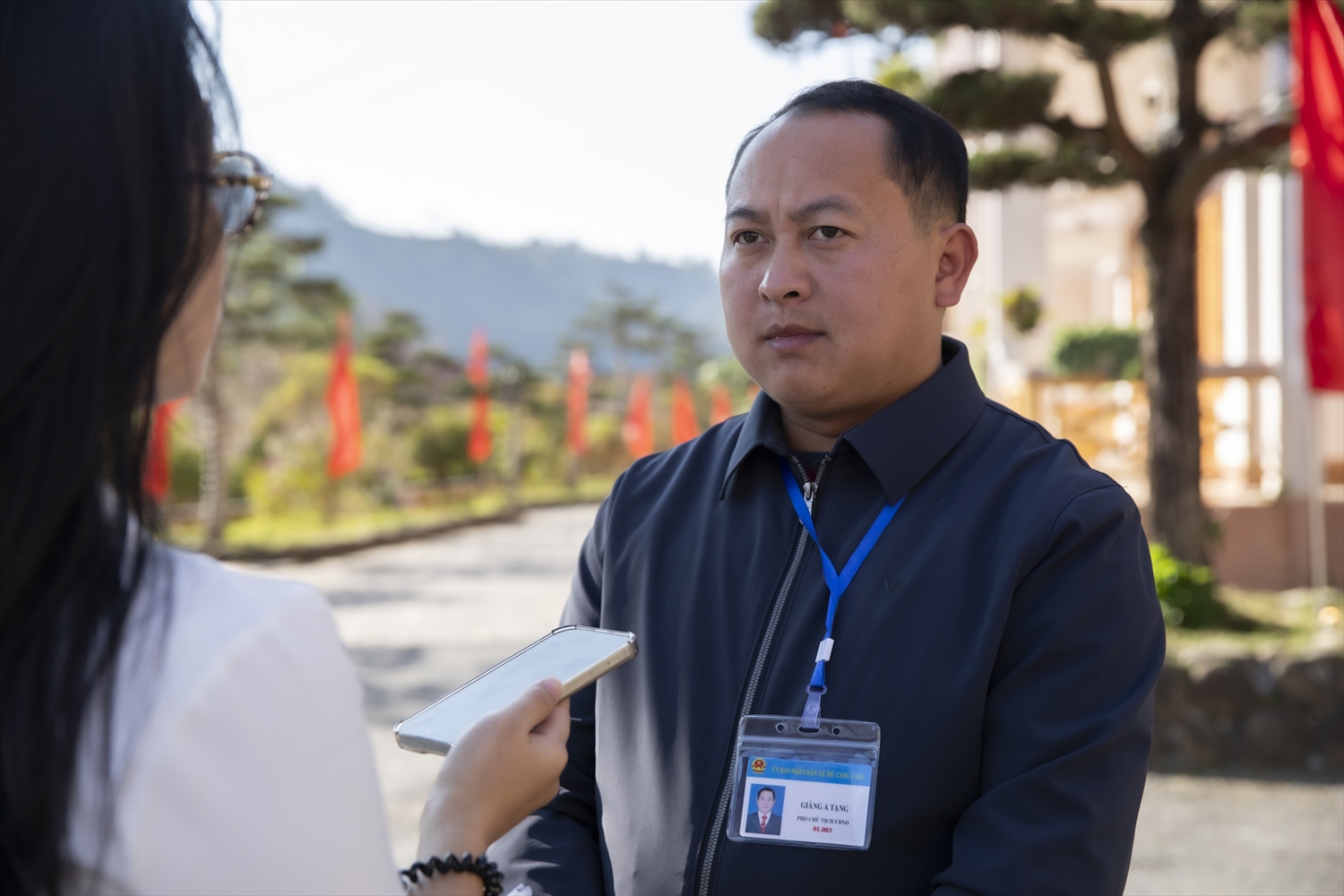 Ông Giàng A Tạng, Phó Chủ tịch UBND xã Mù Cang Chải trao đổi với phóng viên