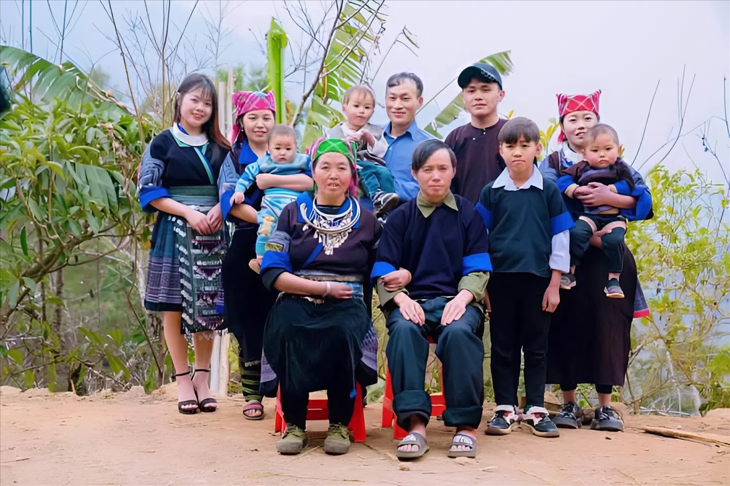 Anh Hờ A Sùng cùng gia đình của mình