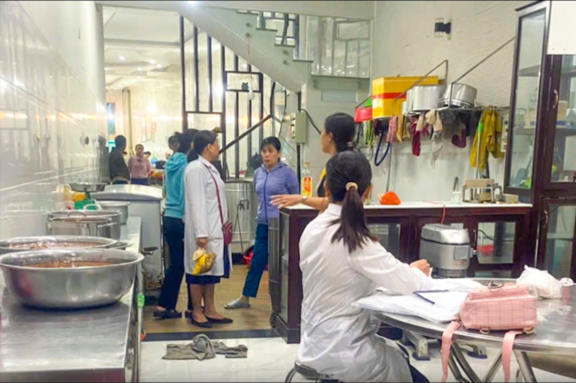 Lực lượng chức năng tỉnh Quảng Ngãi kiểm tra tại cơ sở bánh mì Hồng Vân. (Ảnh: H.P)