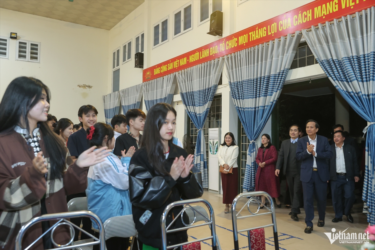 Bộ trưởng cùng đoàn công tác thăm hỏi các em học sinh. Ảnh: Lê Anh Dũng