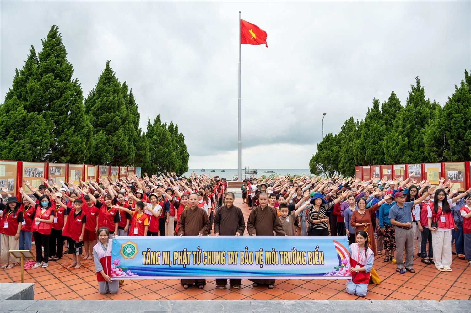 Tăng ni, Phật tử quyết tâm chung tay bảo vệ môi trường biển