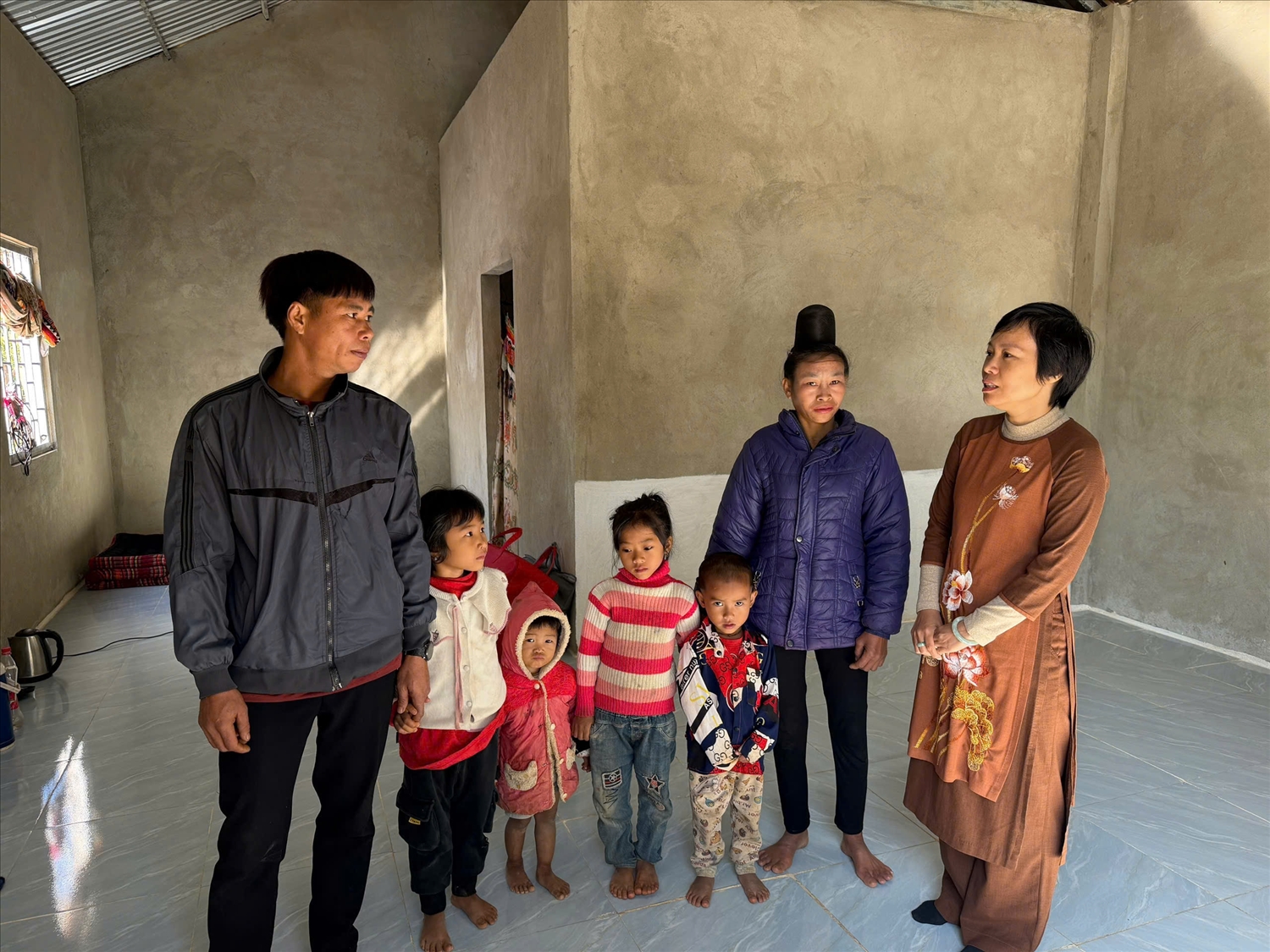 Chị Lê Thị Ninh (đứng ngoài cùng bên phải) là một trong những phật tử tích cực tham gia các hoạt động thiện nguyện