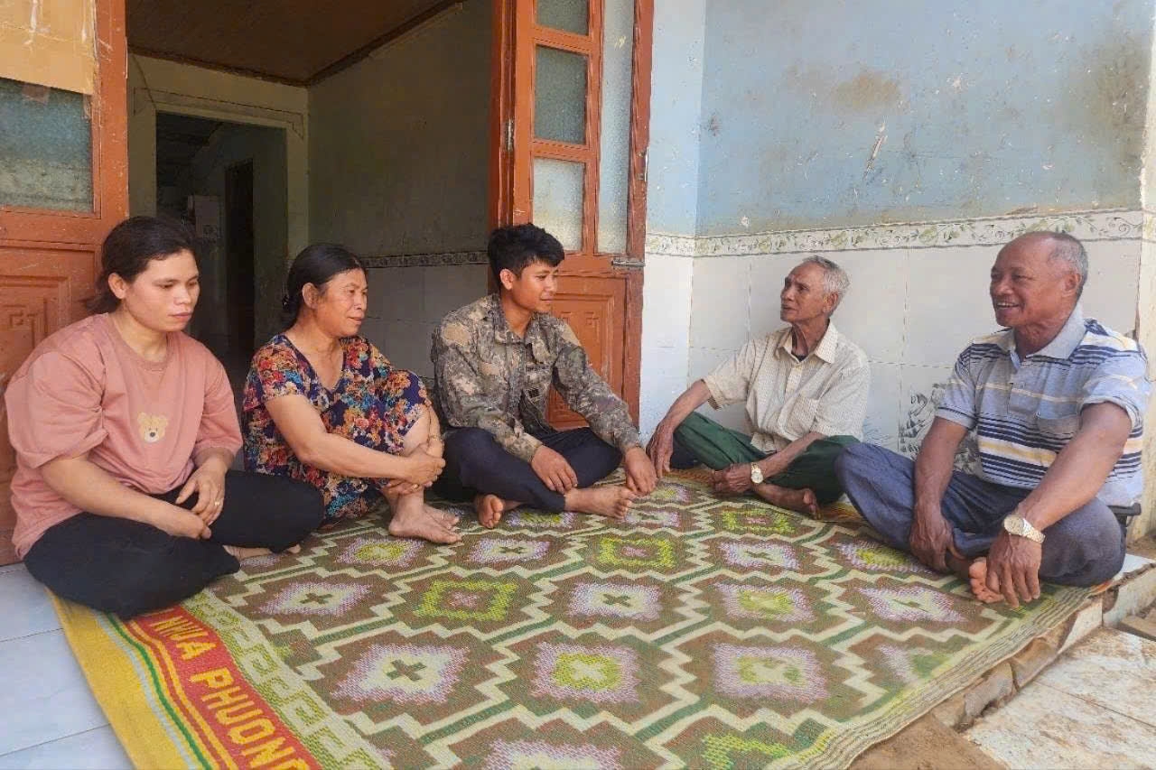 Người uy tín Y Phil (ngoài cùng bên phải) “đi từng ngõ, gõ từng nhà” để tuyên truyền, vận động bà con chấp hành nghiêm chủ trương của Đảng, chính sách, pháp luật của Nhà nước.