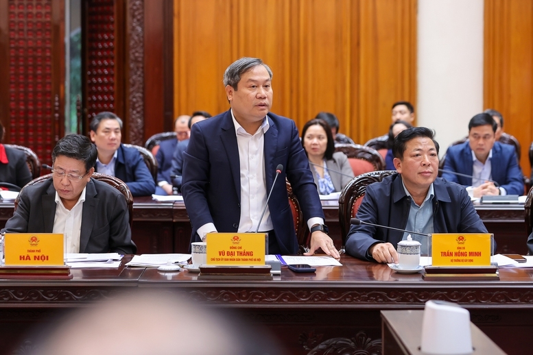 Chủ tịch UBND TP. Hà Nội Vũ Đại Thắng báo cáo - Ảnh: VGP/Nhật Bắc