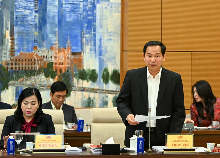 Tổng Thư ký Quốc hội, Chủ nhiệm Văn phòng Quốc hội Lê Quang Mạnh trình bày báo cáo tại cuộc họp. (Ảnh: DUY LINH)