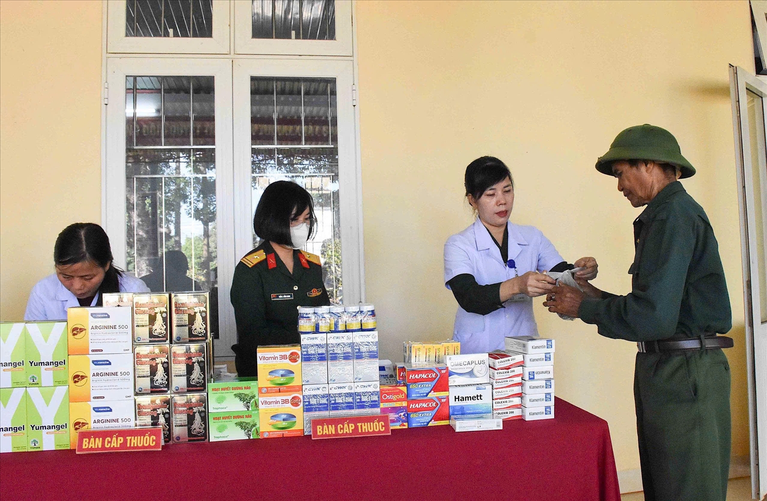 Người dân đến khám sức khỏe và nhận thuốc miễn phí tại chương trình