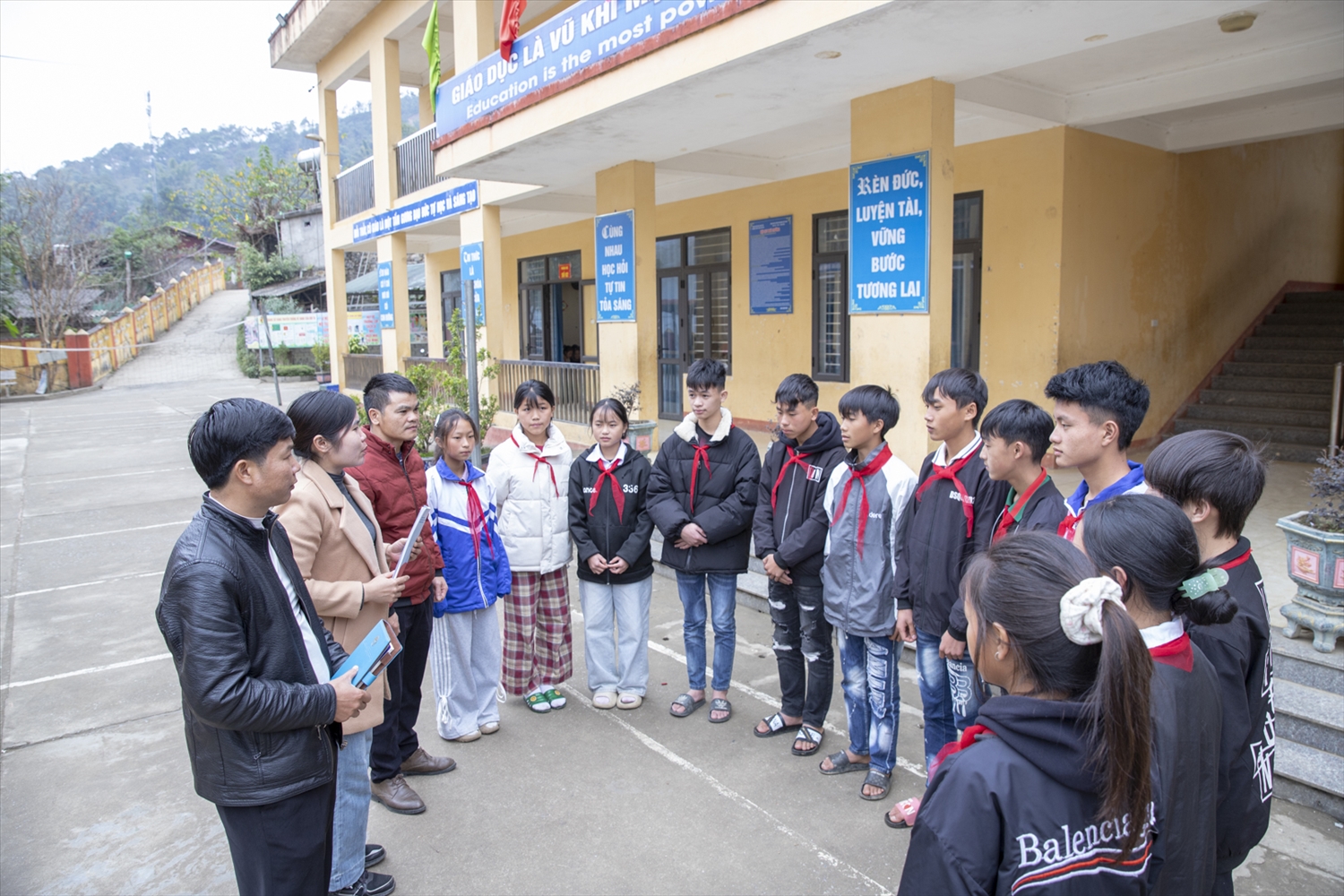 Các buổi sinh hoạt ngoại khóa, chuyên đề được lồng ghép kiến thức pháp luật, sức khỏe sinh sản vị thành niên và kỹ năng sống, giúp học sinh hiểu rõ hệ lụy của việc kết hôn sớm, đồng thời biết cách tự bảo vệ mình trước những áp lực vô hình từ gia đình, cộng đồng.