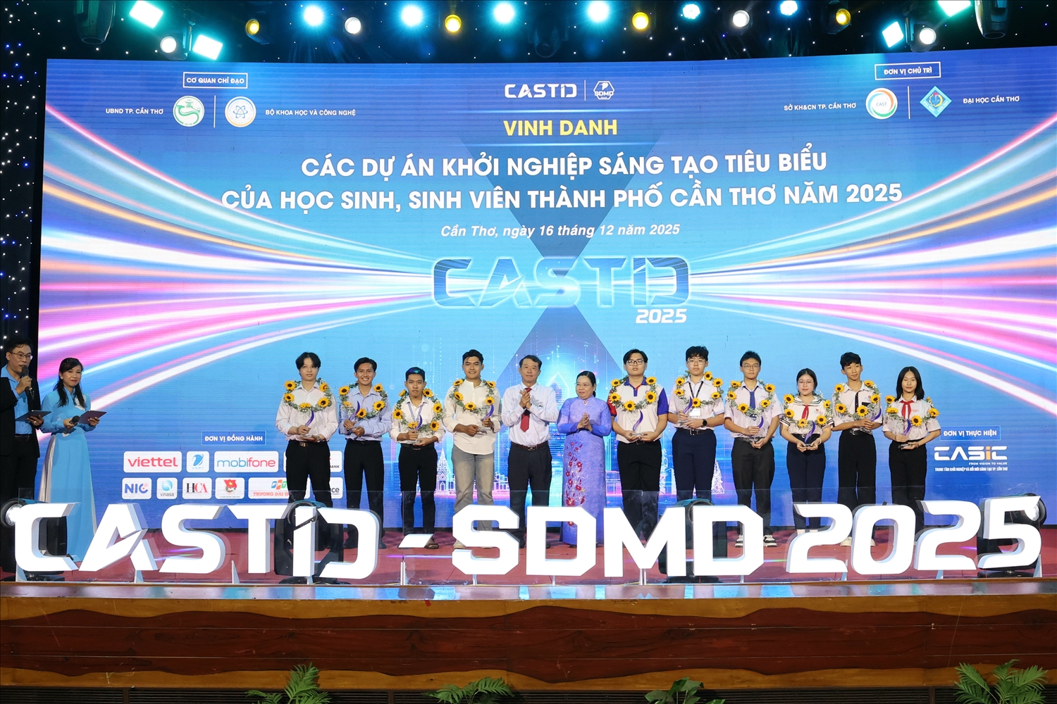 Lãnh đạo TP. Cần Thơ trao biểu trưng và hoa cho 10 dự án khởi nghiệp sáng tạo tiêu biểu của học sinh, sinh viên thành phố năm 2025