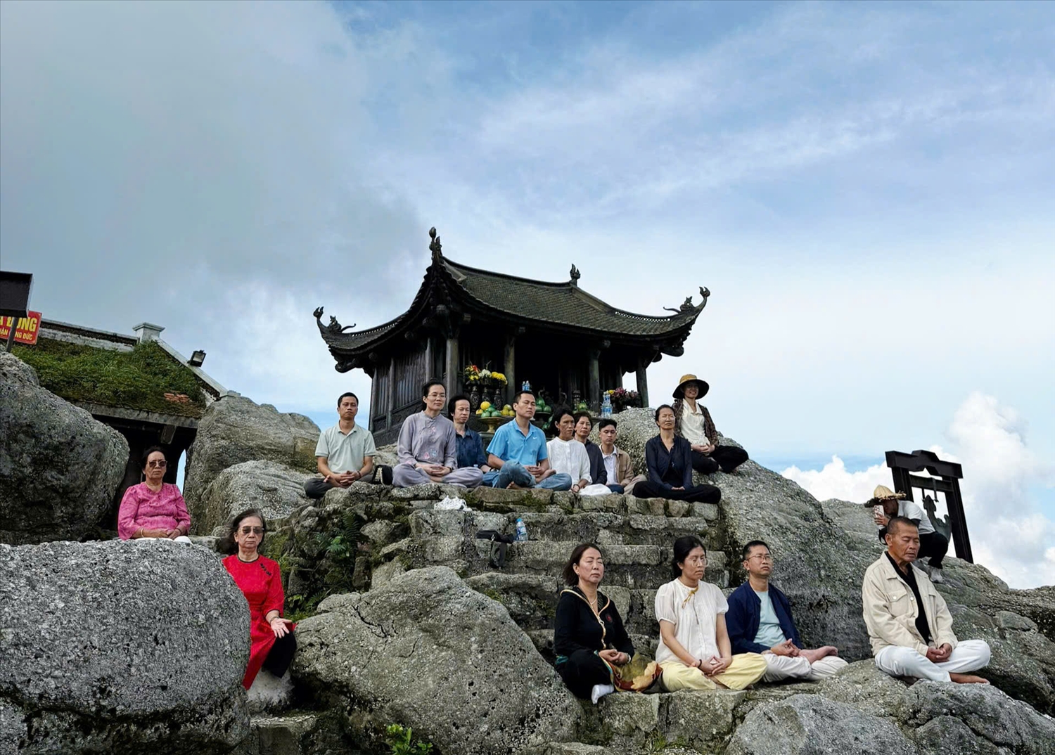 Phật tử, du khách hành hương tọa thiền tại chùa Đồng Yên Tử