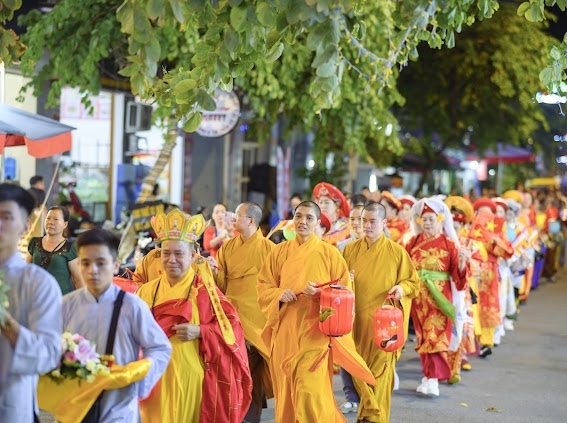 Tăng ni, phật tử và du khách tham gia Lễ hội Bồ Tát Quán Thế Âm tại chùa Trúc Lâm Cô Tô (Đặc khu Cô Tô)