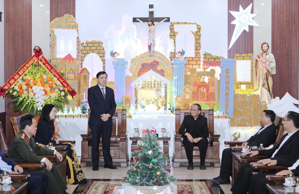 Chủ tịch UBND tỉnh Nguyễn Hoài Anh chúc mừng Giám mục Nguyễn Đức Cường và các linh mục, chức sắc. chức việc cùng đồng bào công giáo Lễ Giáng sinh an lành. (ảnh Minh Hiếu)