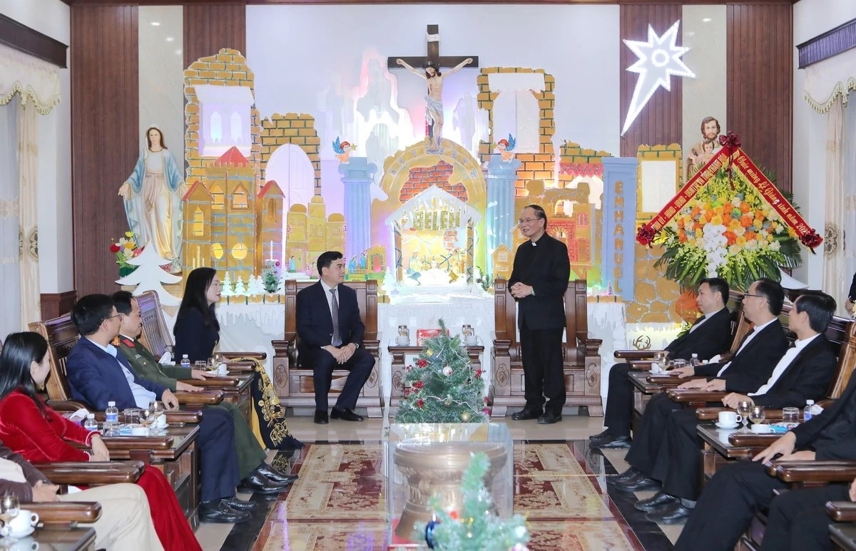 Giám mục Nguyễn Đức Cường vui mừng đón tiếp Đoàn đại biểu Tỉnh ủy, HĐND, UBND, Ủy ban MTTQ Việt Nam tỉnh Thanh Hóa đến thăm, chúc mừng Giáng sinh năm 2025.(ảnh Minh Hiếu)