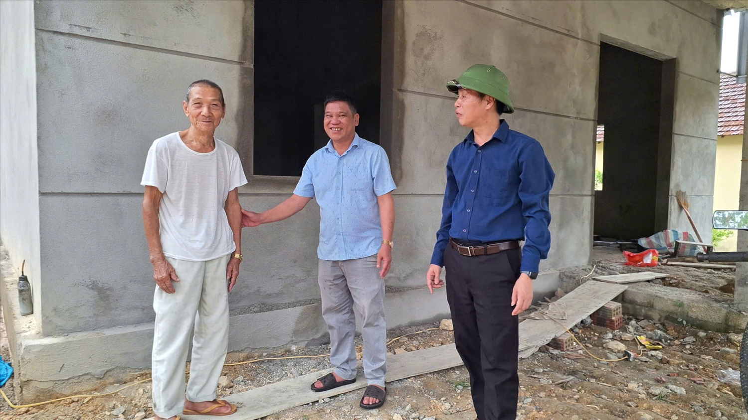 Trong quá trình thực hiện chương trình xóa nhà tạm, Ông Nguyễn Tài Diện (ngoài cùng bên phải), Phó Chủ tịch UBND xã Sơn Lâm (Nghệ An) luôn sâu sát kiểm tra tiến độ xây dựng nhà trên địa bàn. (Ảnh: Phạm Tiến)