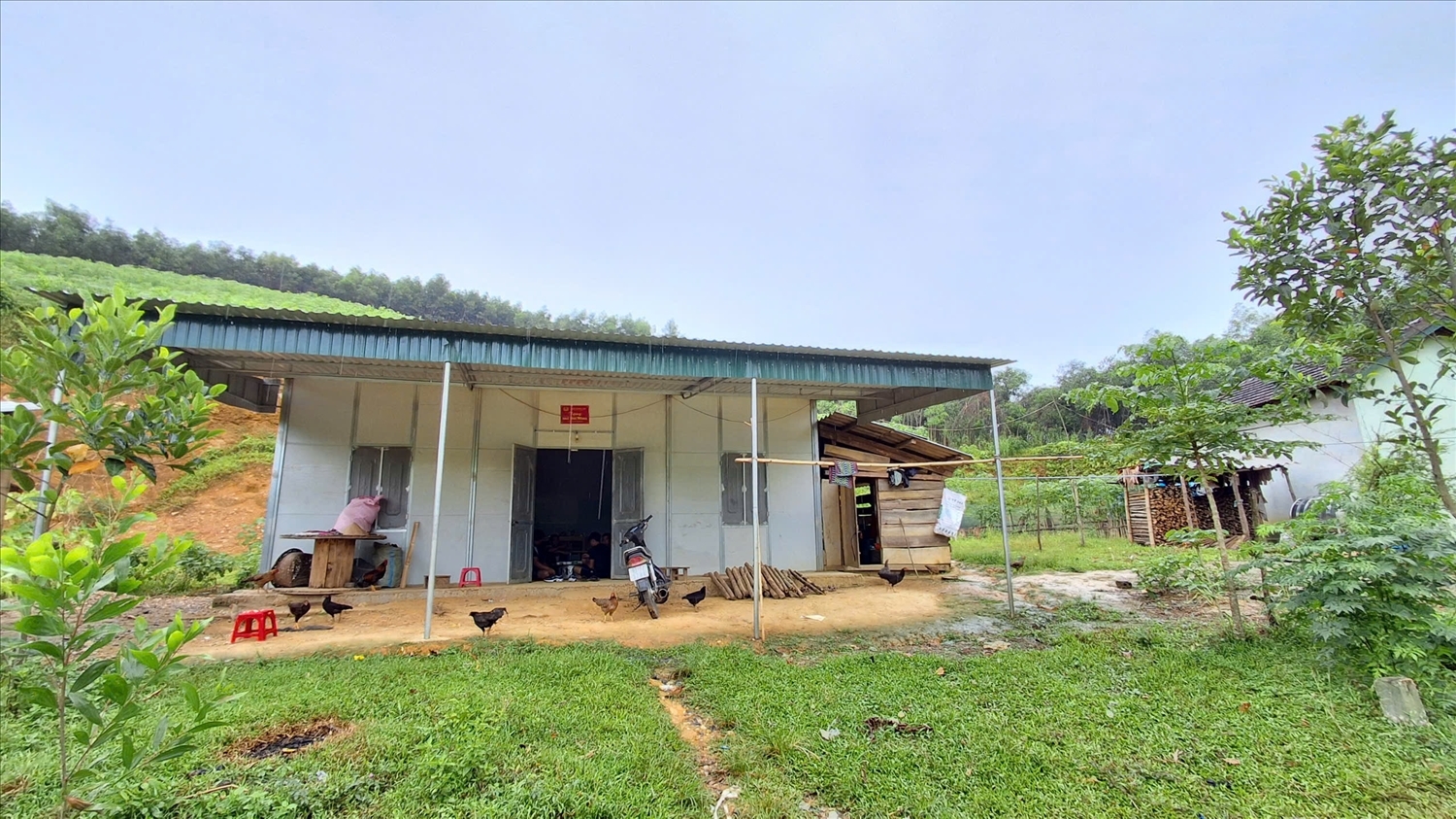 Công an tỉnh Nghệ An chủ trì xây dựng 3.590 căn nhà lắp ghép tại các huyện miền núi, góp phần đẩy nhanh tiến độ xóa nhà tạm (Ảnh: Phạm Tiến).