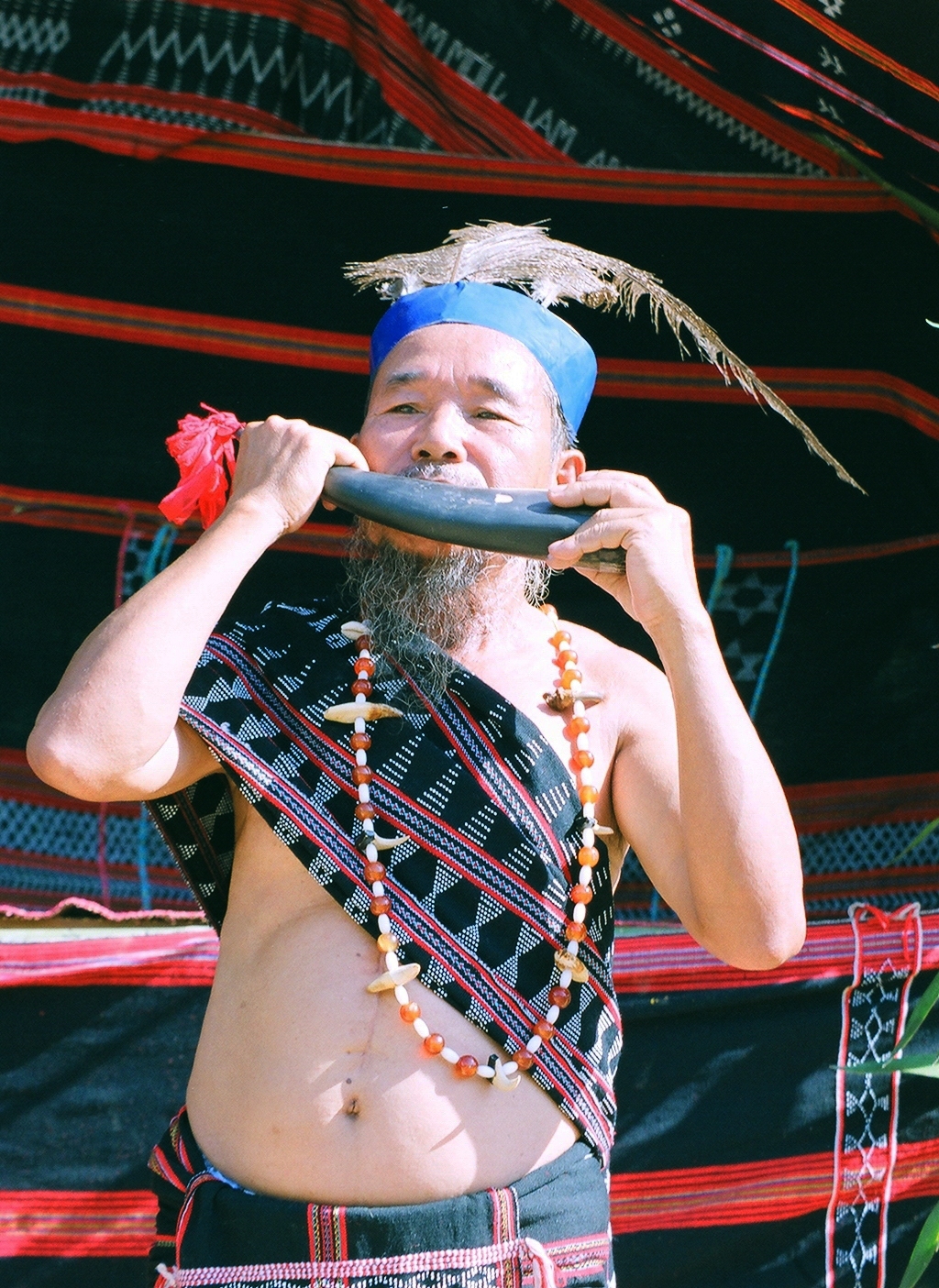 Nghệ nhân Y Kông biểu diễn tù và sừng trâu trong lễ hội truyền thống của người Cơ Tu.