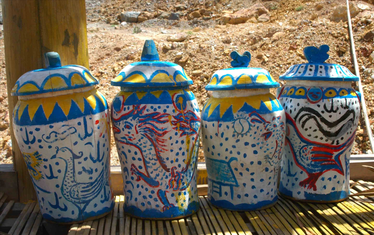 Những chiếc ché gỗ, tác phẩm điêu khắc của nghệ nhân Y Kông.