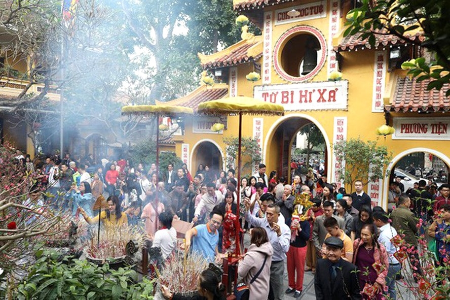 Nhiều người dân đi lễ đầu năm tại chùa Quán Sứ, Hà Nội (minh hoạ)