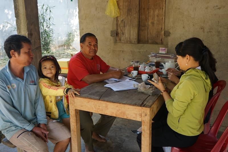 Ông K’Miếu (áo đỏ) kiên trì đến từng nhà, gõ cửa từng hộ để tuyên truyền, vận động bà con chủ động tổ chức lao động sản xuất