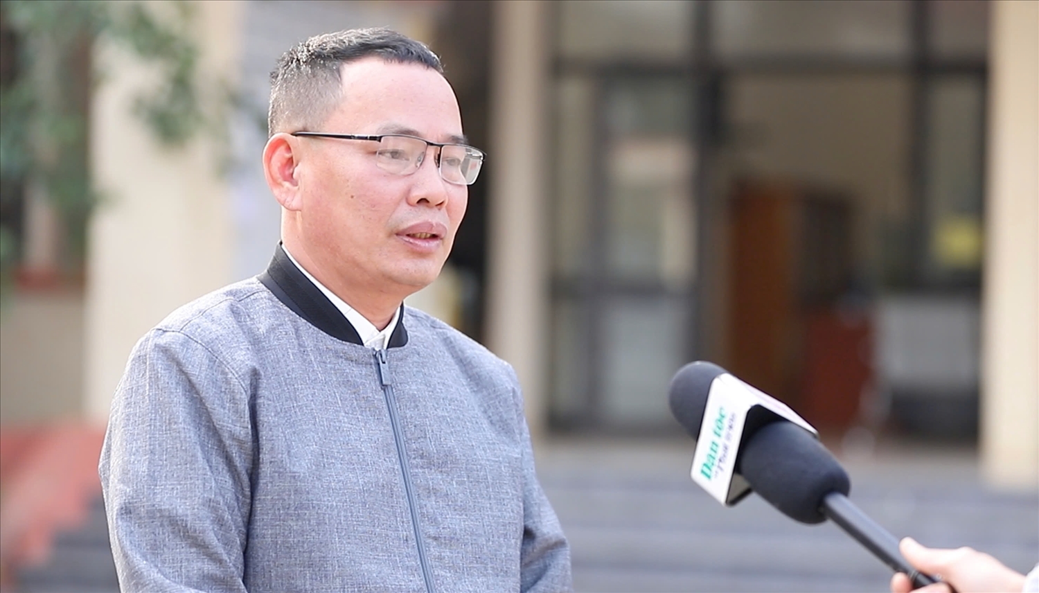 Ông Hoàng Trọng Nghĩa - Chủ tịch UBND xã Tú Lệ trao đổi với phóng viên