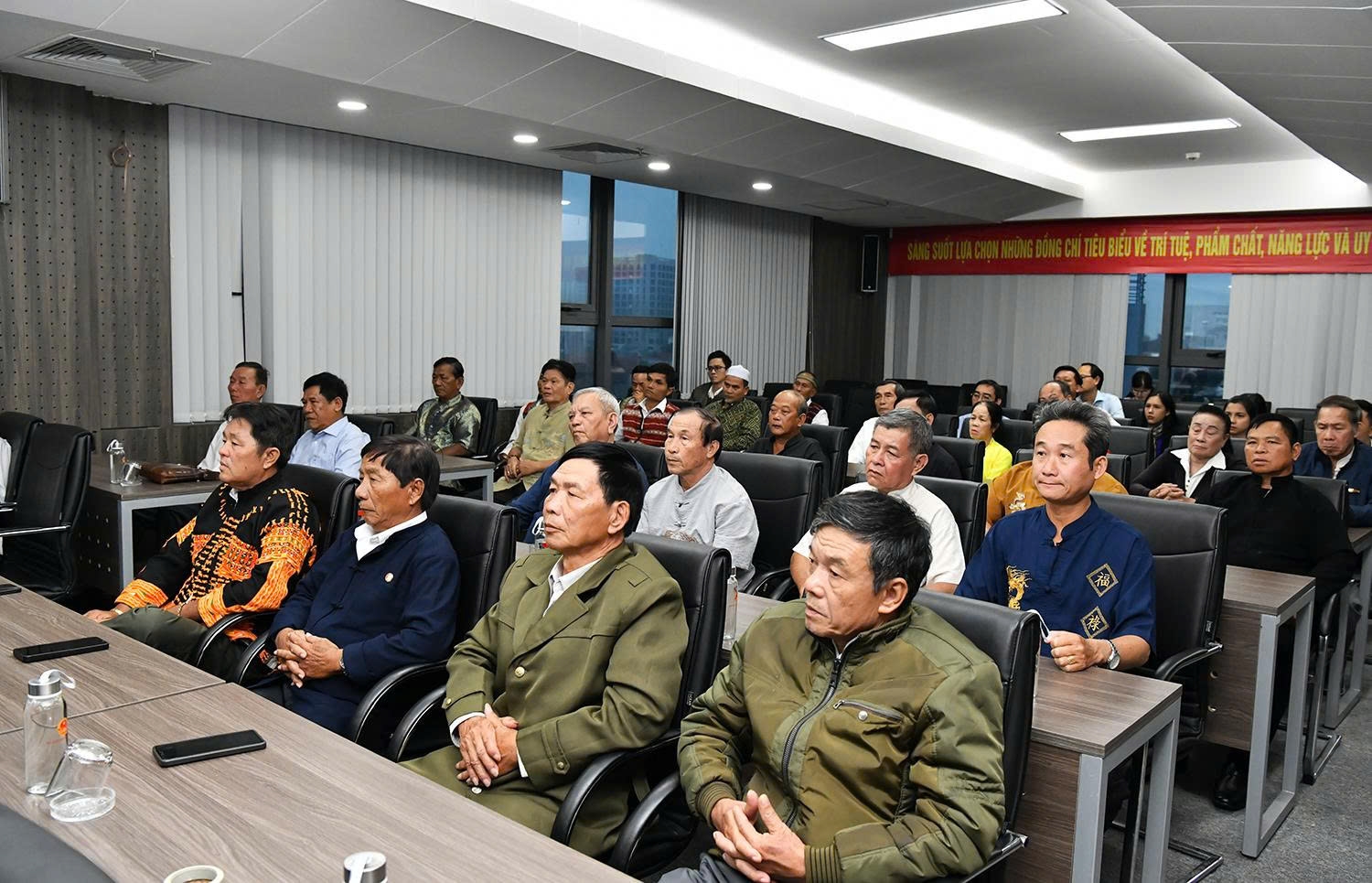 Các đại biểu người có uy tín trong đồng bào DTTS tỉnh Đồng Nai tham gia buổi gặp mặt