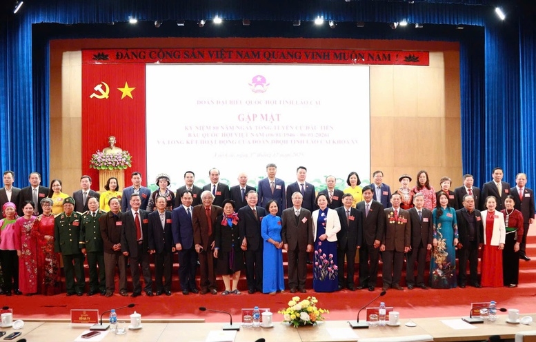 Phó Thủ tướng Phạm Thị Thanh Trà cùng các đại biểu tại buổi gặp mặt kỷ niệm 80 năm Ngày Tổng tuyển cử đầu tiên bầu Quốc hội Việt Nam (6/1/1946-6/1/2026) - Ảnh: VGP/Thu Giang