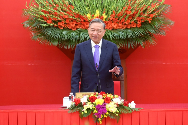 Tổng Bí thư Tô Lâm phát biểu tại cuộc gặp mặt đoàn đại biểu tiêu biểu dự Đại hội đại biểu Phụ nữ Quân đội lần thứ VIII. (Ảnh: ĐĂNG KHOA)