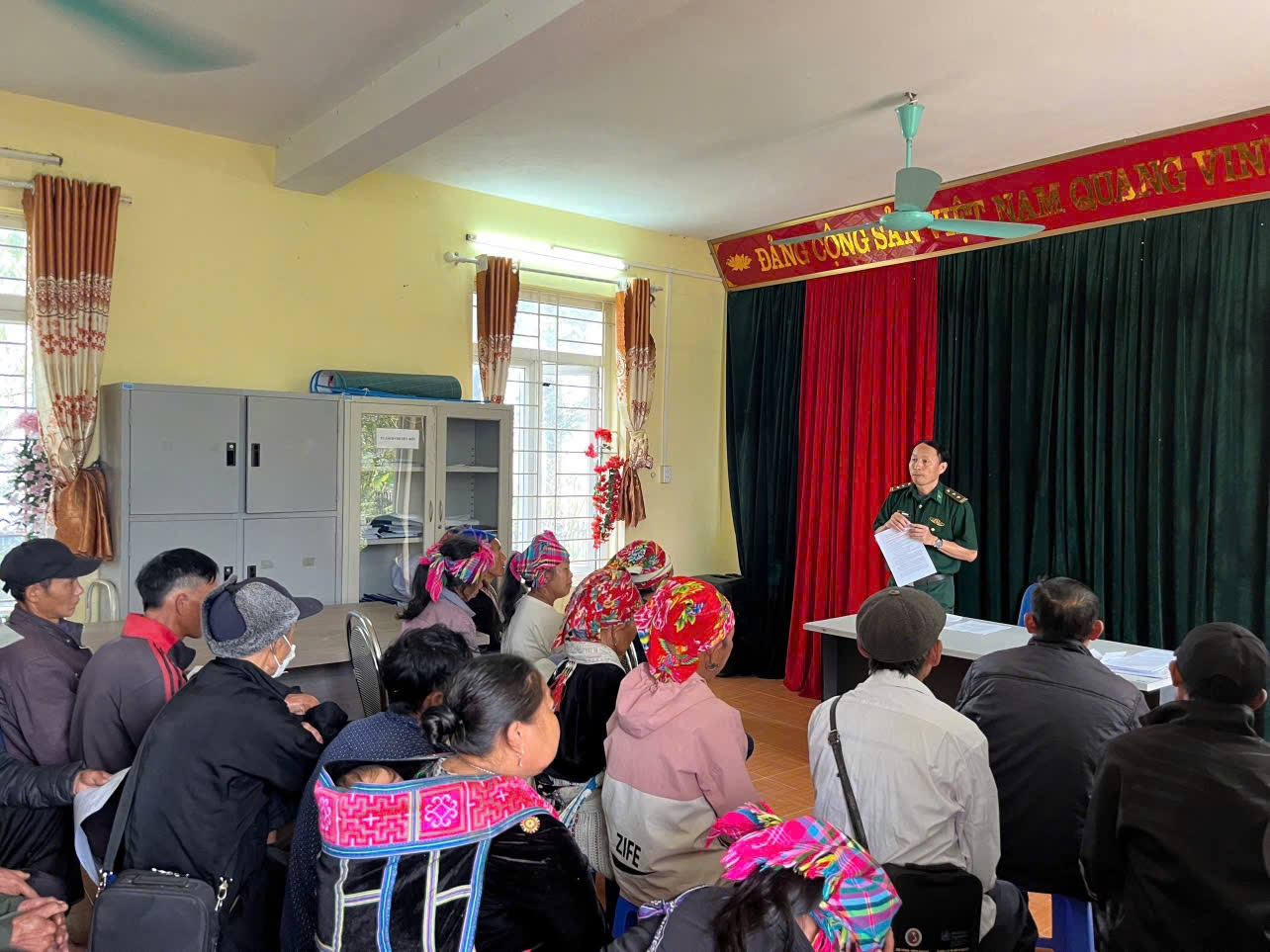 Cán bộ Đồn Biên Phòng Sin Suối Hồ phối hợp với Trạm Y tế xã tổ chức tuyên truyền cho 67 đối tượng đang điều trị Methaddon trại Trạm y tế về Bộ luật Hình sự sửa đổi.