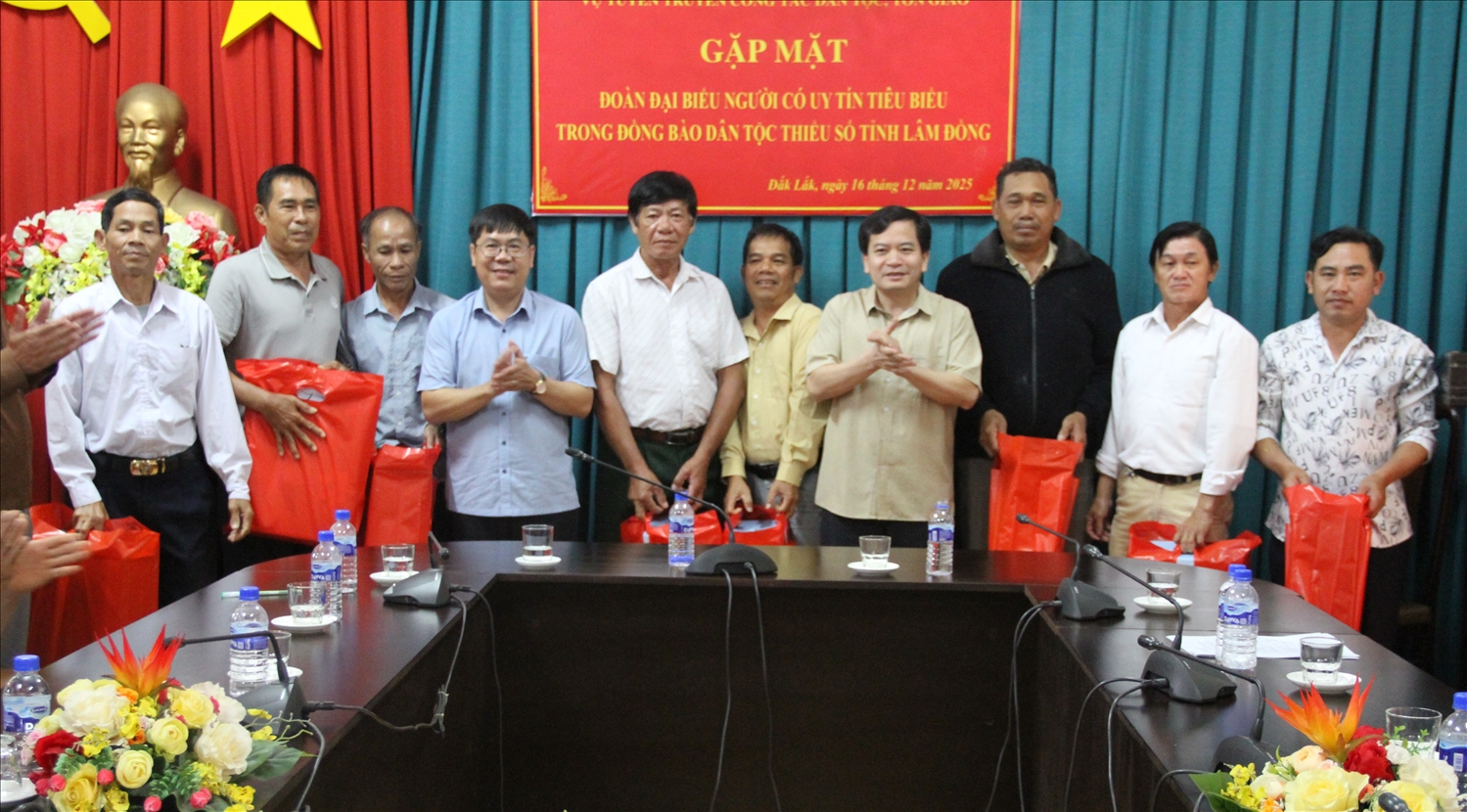 Thừa ủy quyền của lãnh đạo Bộ Dân tộc và Tôn giáo, lãnh đạo Vụ Tuyên truyền công tác dân tộc, tôn giáo trao quà Người có uy tín