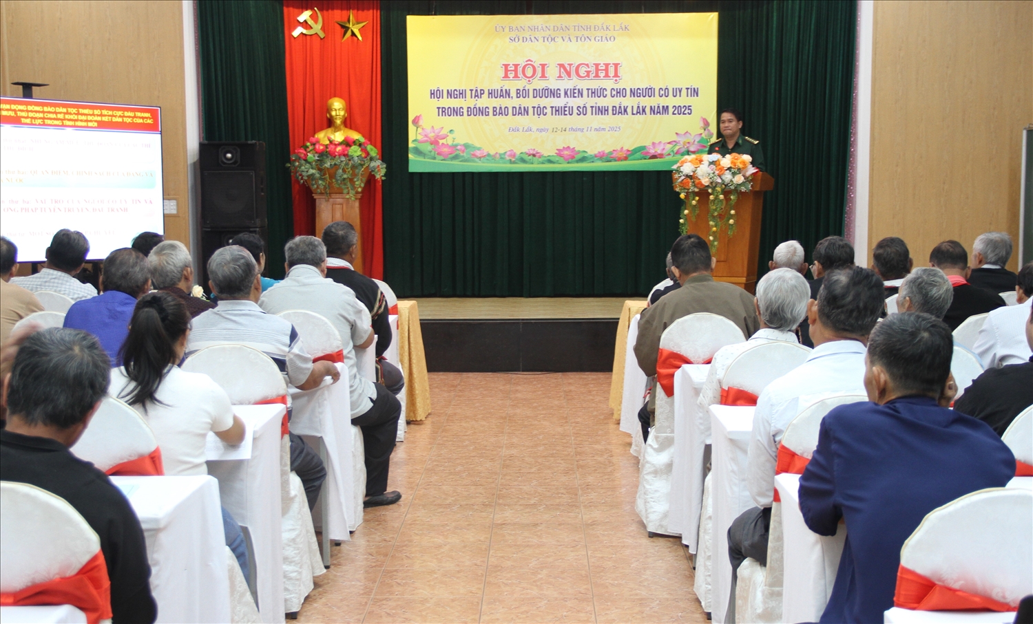 Hàng năm, Sở Dân tộc và Tôn giáo tỉnh Đắk Lắk tổ chức các Hội nghị tập huấn, bồi dưỡng kiến thức cho Người có uy tín