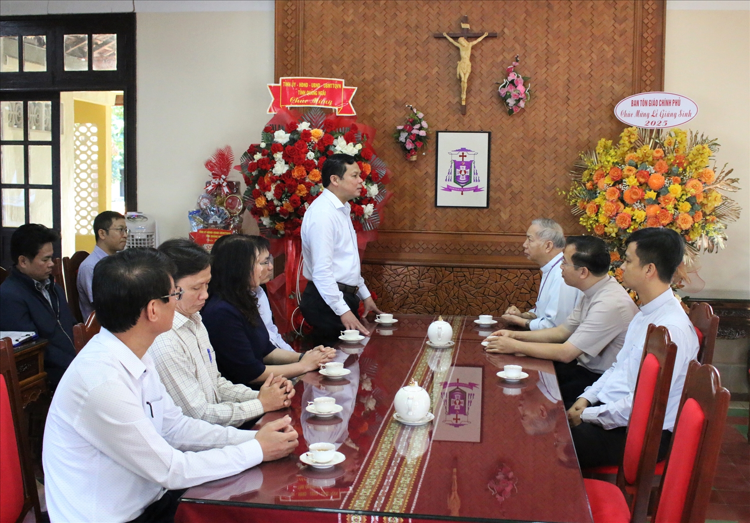 Phó Bí thư Tỉnh ủy, Chủ tịch HĐND tỉnh Quảng Ngãi Nguyễn Đức Tuy chúc Giám mục Nguyễn Hùng Vị, Giám mục Giáo phận Kon Tum và bà con giáo dân đón Lễ Giáng sinh sinh an lành, hạnh phúc. (Ảnh: Ngọc Chí)