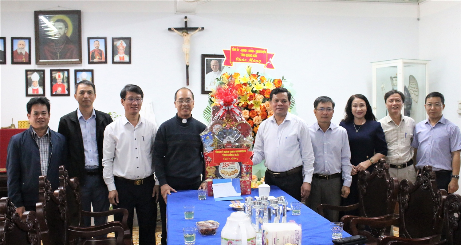 Phó Bí thư Tỉnh ủy, Chủ tịch HĐND tỉnh Quảng Ngãi Nguyễn Đức Tuy thăm, chúc mừng Linh mục Nguyễn Ngọc Quyền, Chính xứ Giáo xứ Chính Tòa nhân dịp Lễ Giáng sinh. (Ảnh: Ngọc Chí)