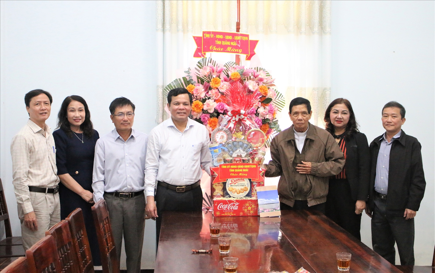 Phó Bí thư Tỉnh ủy, Chủ tịch HĐND tỉnh Quảng Ngãi Nguyễn Đức Tuy thăm, chúc mừng Linh mục Đỗ Hiệu, Tổng Đại diện Tòa Giám mục Kon Tum nhân dịp Lễ Giáng sinh. (Ảnh: Ngọc Chí)