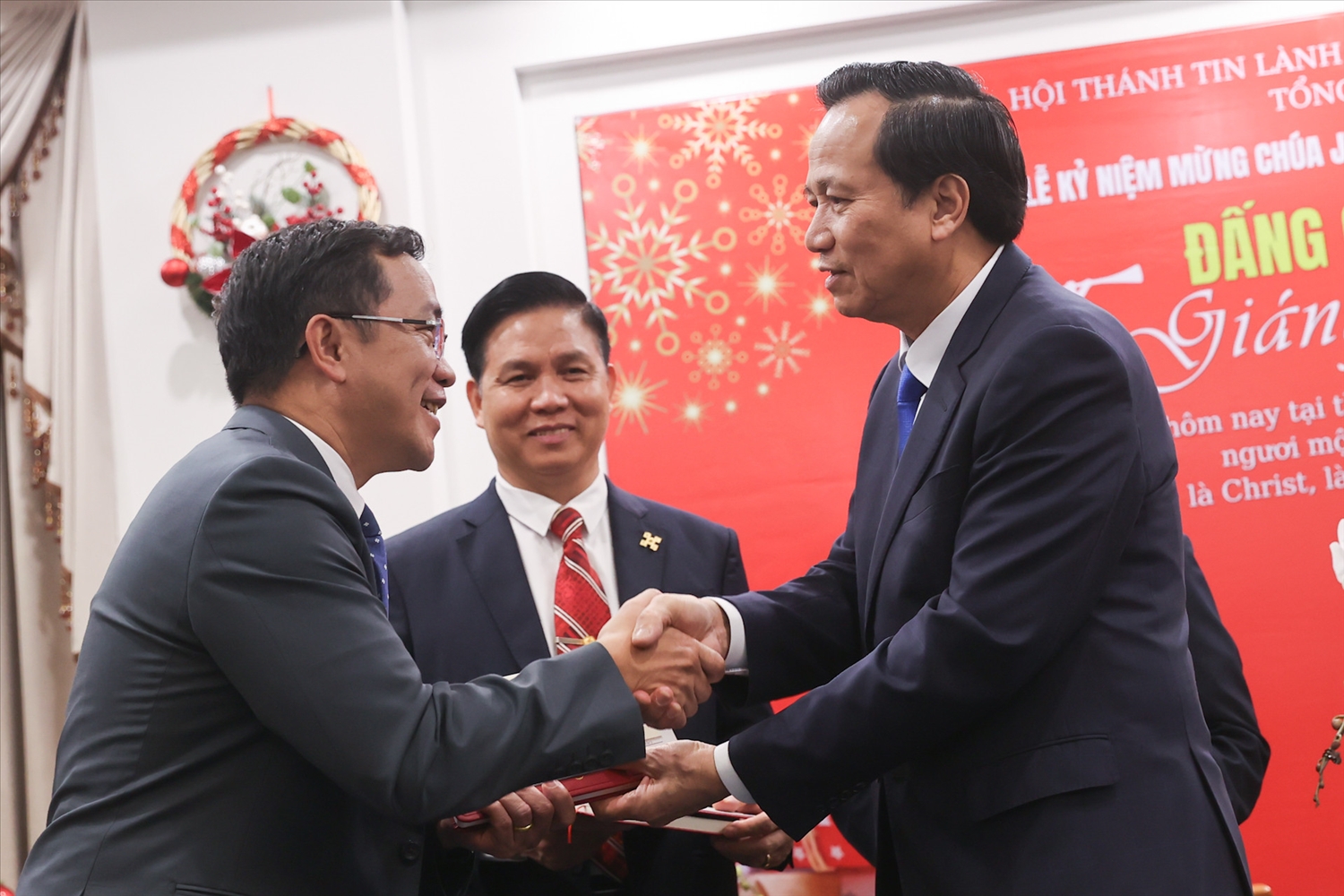 Bộ trưởng Đào Ngọc Dung thăm hỏi, chúc mừng đại diện Hội Thánh Tin lành Việt Nam (miền Bắc)