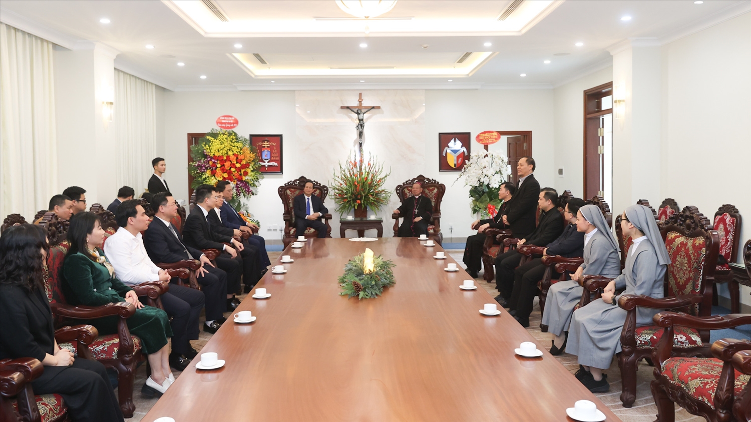 Bộ trưởng Đào Ngọc Dung cùng Đoàn công tác Bộ Dân tộc và Tôn giáo thăm, chúc mừng Giáng sinh 2025 và năm mới 2026 Tòa Tổng Giám mục Tổng Giáo phận Hà Nội