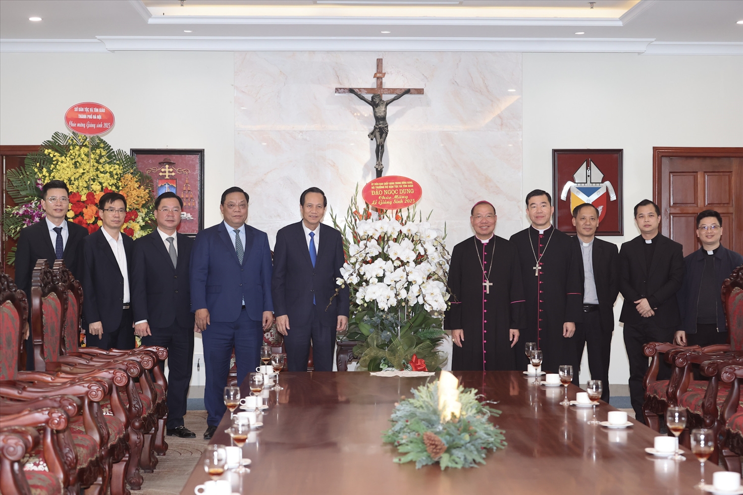 Bộ trưởng Đào Ngọc Dung cùng Đoàn công tác Bộ Dân tộc và Tôn giáo tặng hoa, chụp ảnh lưu niệm với đại diện Tòa Tổng Giám mục Tổng giáo phận Hà Nội