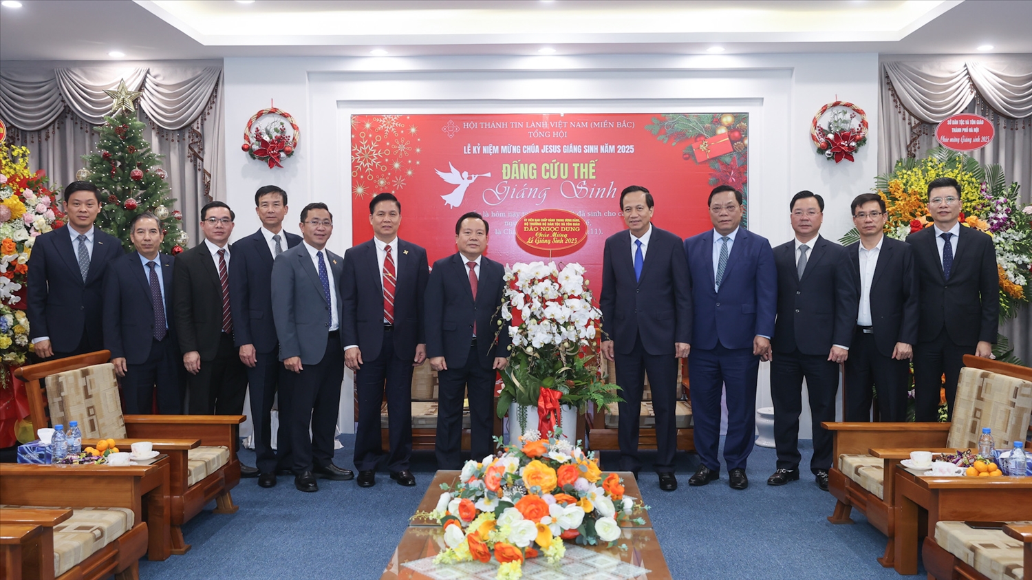 Bộ trưởng Đào Ngọc Dung cùng Đoàn công tác Bộ Dân tộc và Tôn giáo tặng hoa, chụp ảnh lưu niệm với đại diện Hội Thánh Tin lành Việt Nam (miền Bắc)