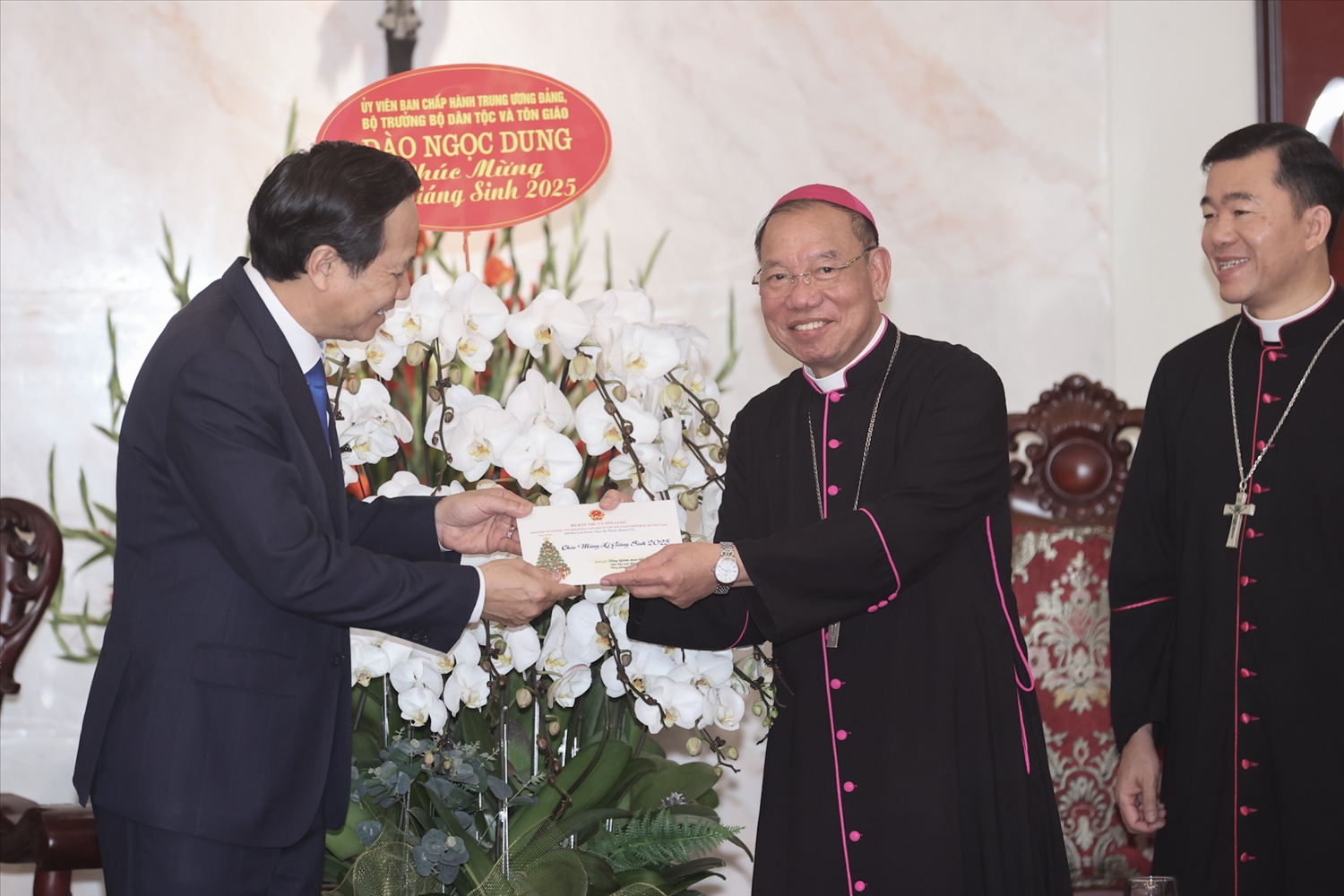 Bộ trưởng Đào Ngọc Dung tặng quà chúc mừng Đức Tổng Giám mục Vũ Văn Thiên nhân dịp Giáng sinh 2025, năm mới 2026