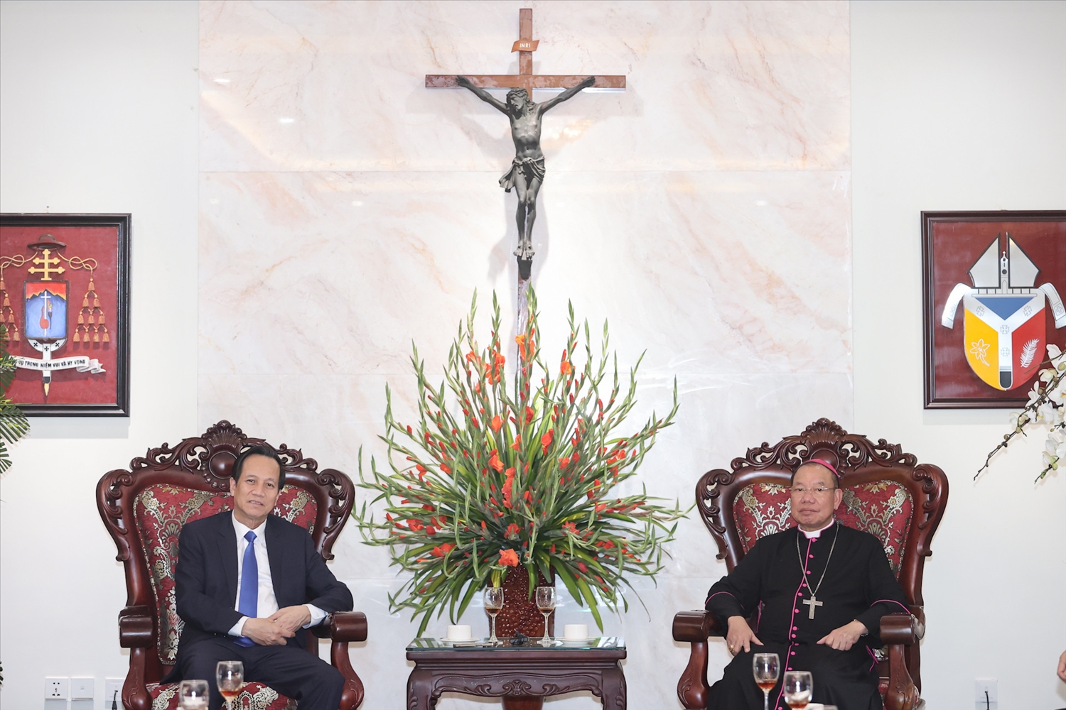 Bộ trưởng Đào Ngọc Dung thông tin tình hình và những thành tựu kinh tế - xã hội của đất nước trong năm 2025 và giai đoạn 2021-2025 với Đức Tổng Giám mục Tổng Giáo phận Hà Nội Vũ Văn Thiên