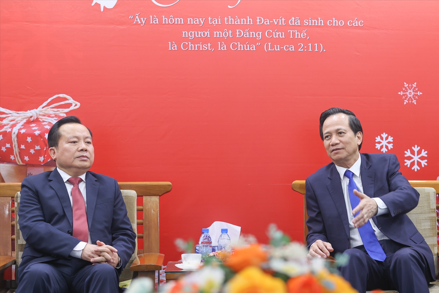 Bộ trưởng Đào Ngọc Dung trao đổi cùng Mục sư Bùi Văn Sản - Hội trưởng Hội Thánh Tin lành Việt Nam (miền Bắc)