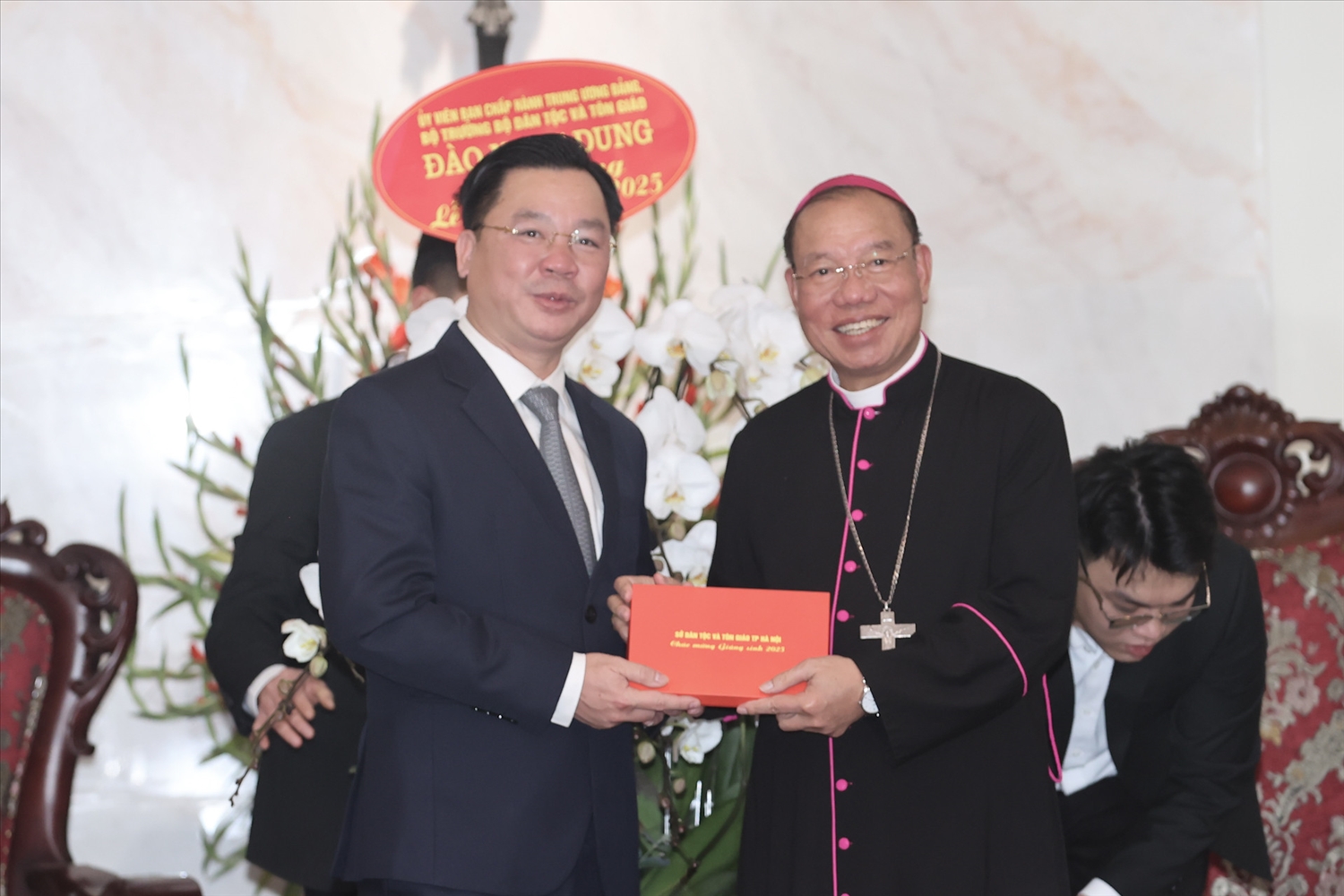 Giám đốc Sở Dân tộc và Tôn giáo Hà Nội Nguyễn Sỹ Trường tặng quà Đức Tổng Giám mục Vũ Văn Thiên nhân Giáng sinh 2025, năm mới 2026