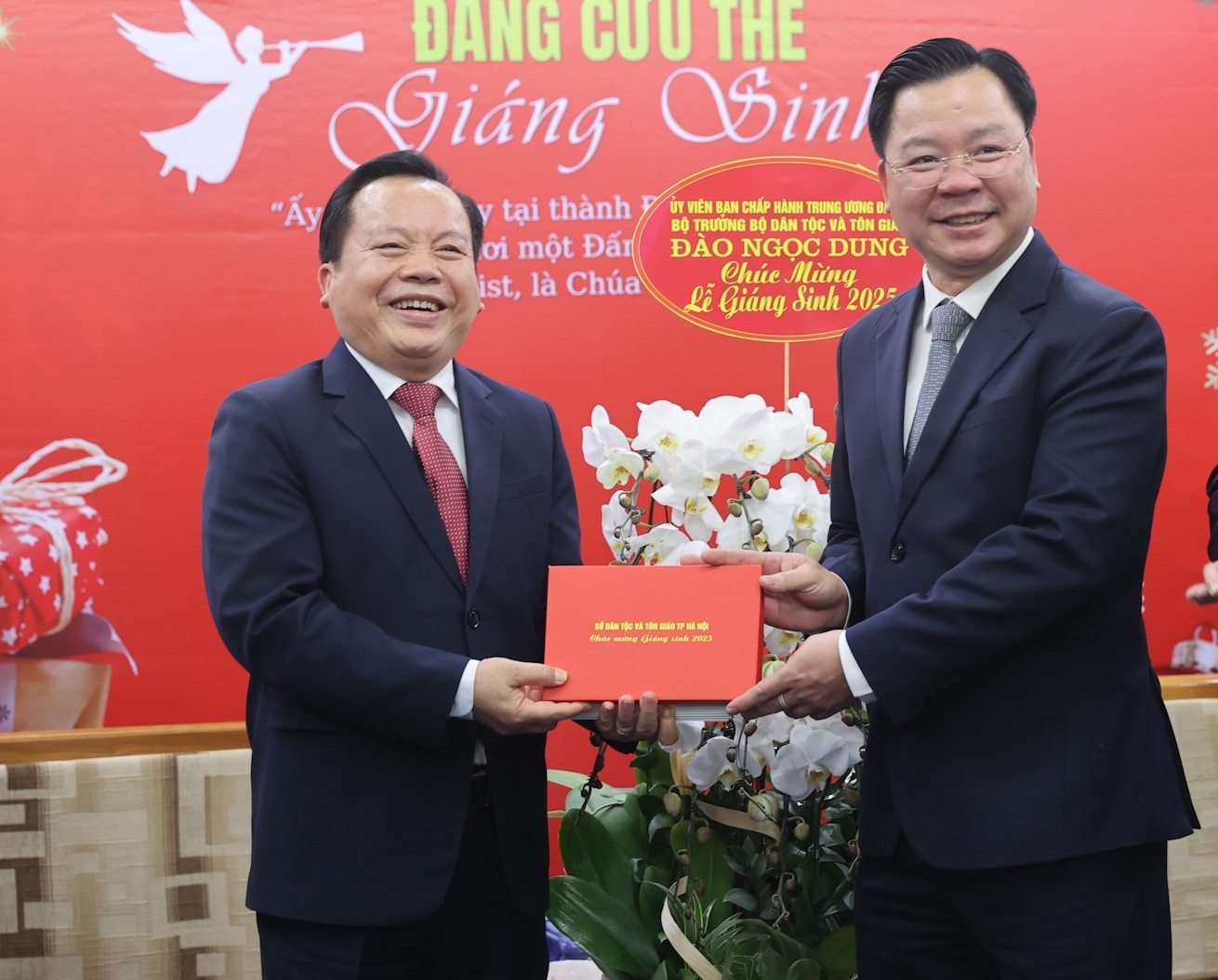 Giám đốc Sở Dân tộc và Tôn giáo Hà Nội Nguyễn Sỹ Trường tặng quà Mục sư Bùi Văn Sản - Hội trưởng Hội Thánh Tin lành Việt Nam (miền Bắc) nhân Giáng sinh 2025, năm mới 2026