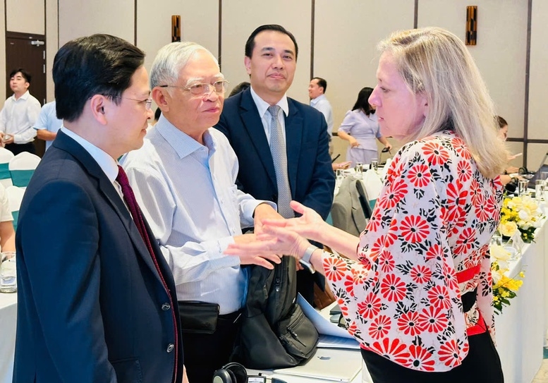 Ông Nguyễn Anh Tuấn, Phó Trưởng ban Chính sách, Chiến lược Trung ương trao đổi với đại biểu bên lề hội nghị. (Ảnh: Lê Sơn)