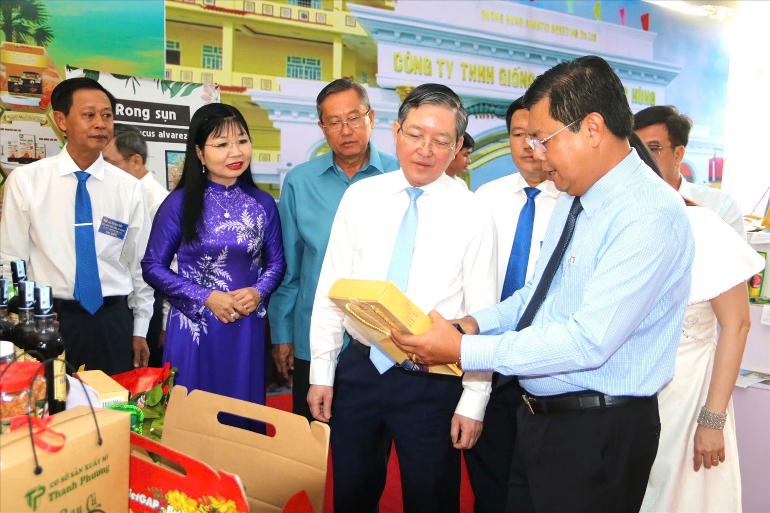  Bí thư Tỉnh ủy An Giang Nguyễn Tiến Hải ( bìa phải) giới thiệu sản phẩm OCOP đến các đại biểu 