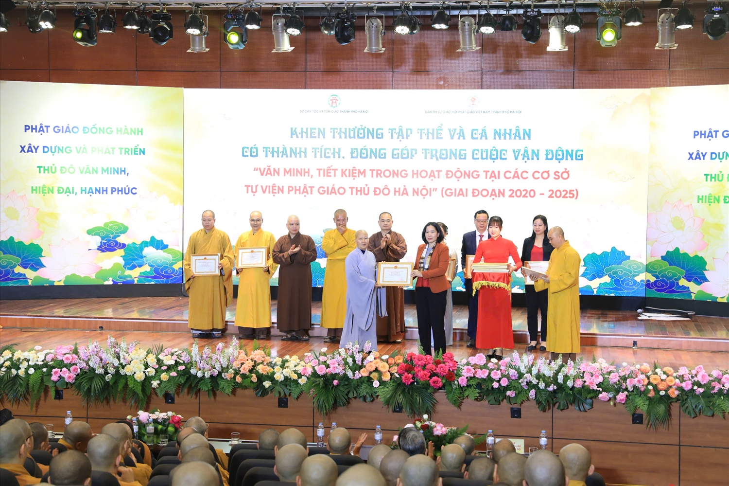 Phó Chủ tịch Ủy ban MTTQ, Chủ tịch Hội Liên hiệp phụ nữ thành phố Hà Nội Lê Kim Anh trao Bằng khen cho các cá nhân đã có đóng góp trong cuộc vận động