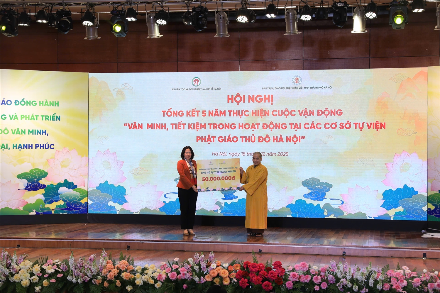 Đại diện GHPGVN thành phố Hà Nội ủng hộ Quỹ vì người nghèo của thành phố 50 triệu đồng