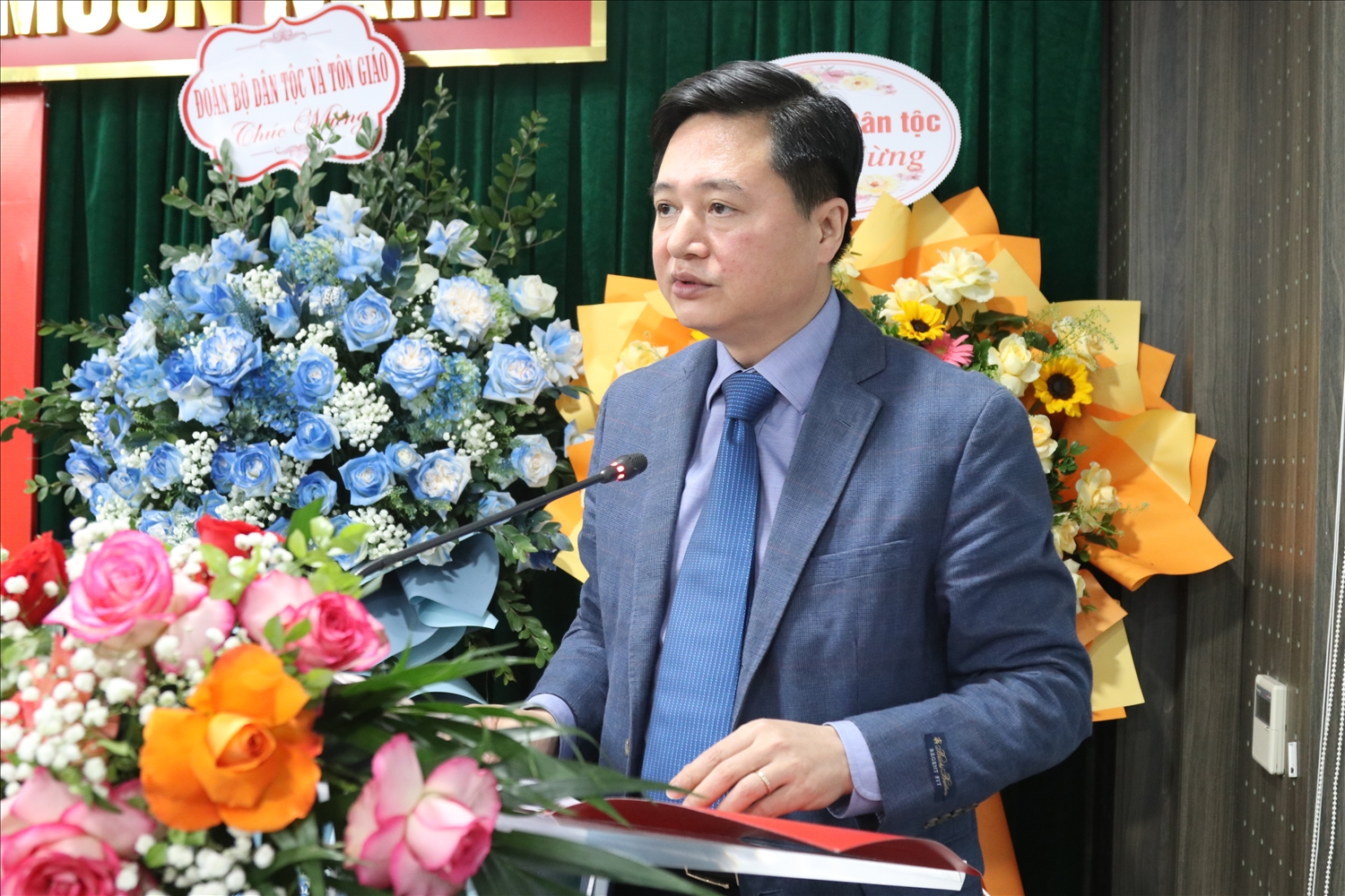 Ông Cầm Văn Thanh, Phó Bí thư Chuyên trách Đảng ủy Bộ Dân tộc và Tôn giáo phát biểu tại Đại hội