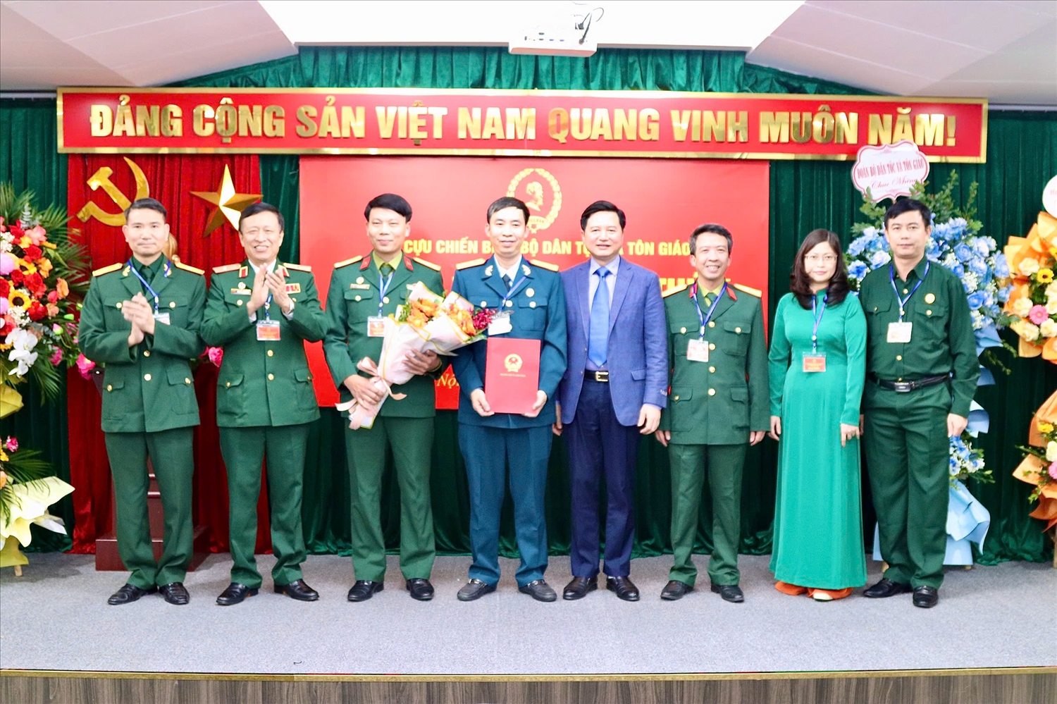 Ông Cầm Văn Thanh cùng Thiếu tướng Nguyễn Tiến Thắng trao Quyết định và tặng hoa cho Ban Chấp hành Hội CCB Bộ Dân tộc và Tôn giáo nhiệm kỳ 2025 - 2030