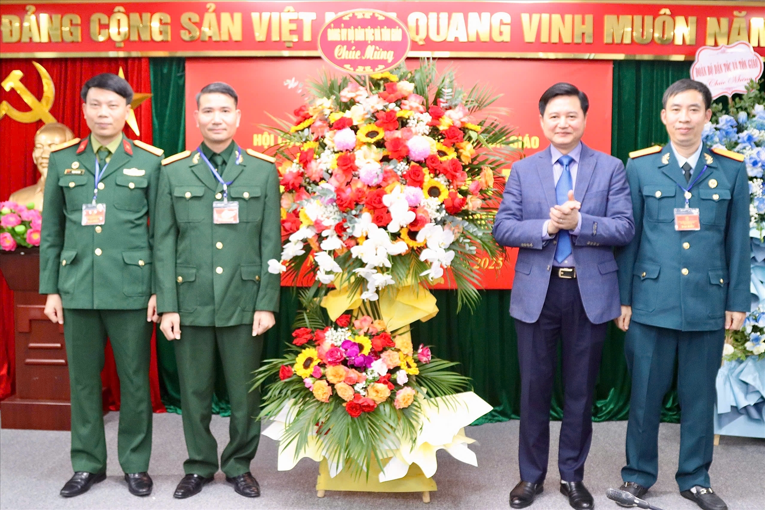 Đảng ủy Bộ Dân tộc và Tôn giáo tặng hoa chúc mừng Đại hội