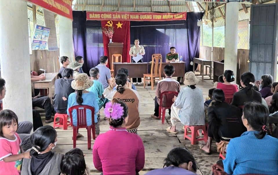 Cán bộ xã Ngọk Tụ phối hợp với lực lượng Công an, thôn trưởng tổ chức nhiều buổi tuyên truyền, phổ biến, giáo dục pháp luật tại 11 thôn, làng trên địa bàn xã. (Ảnh: Ngọc Chí) 