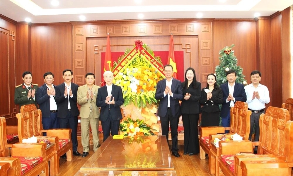 Ông Trịnh Tuấn Sinh, Phó Bí thư Tỉnh ủy, Chủ tịch Ủy ban MTTQ tỉnh Thanh Hóa tặng hoa chúc mừng Ủy ban Đoàn kết Công giáo tỉnh nhân dịp lễ Giáng sinh 2025, chào đón năm mới 2026.